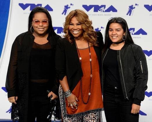 Mona Scott-Young (C) arrives for the 34th annual MTV Video Music Awards at The Forum in Inglewood, California on August 27, 2017.  LAP201708270774 JIMxRUYMEN