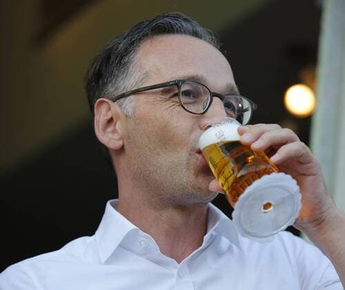 Bilder des Tages Heiko Maas (SPD, Justizminister) Porträt, Portrait trinkt Bier, Gesetz, Alkohol, Symbolbild, Symbolfoto, News, Politik, Wahlkampfauftritt Heiko Maas (SPD), xtgx