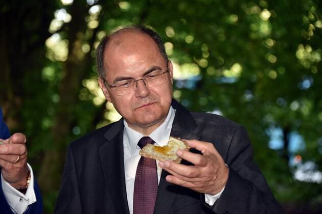 Bilder des Tages Bundeslandwirtschaftsminister Christian Schmidt (CSU) probiert den Flughafen Honig aufgenommen am 29.08.2017 in Köln bei einem Pressetermin : Der Bundeslandwirtschaftsminister Christian Schmidt (CSU) besucht auf Einladung des Bundestagsabgeordneten Karsten Möring (CDU) und Flughafenchef Michael Garvens den Flughafen Köln Bonn um sich über den Einsatz von Bienen zum Biomonitoring von Schadstoffen in der Flughafenumgebung und der Wahner Heide zu informieren.