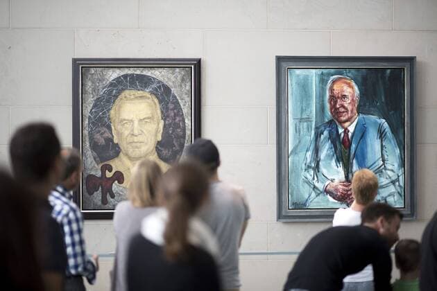 Tag der Offenen Tuer, Bundeskanzleramt DEU, Deutschland, Germany, Berlin, 27.08.2017 Besucher vor Portraits von den ehemaligen Bundeskanzlern Gerhard Schroeder vom Maler Joerg Immendorf, und Helmut Kohl, CDU (rechts), am 19. Tag der Offenen Tuer der Bundesregierung unter dem Motto Lust Auf ein Date Mit Der Demokratie im Bundeskanzleramt in Berlin. Im Kanzleramt und den 14 beteiligten Ministerien wurden an diesem Wochende mer als 120000 Besucher gezaehlt. Portraits of the former chancellors Gerhard Schroeder by the painter Joerg Immendorf and Helmut Kohl (right), during the annual open-house day at the Chancellery under the slogan Lust Auf ein Date Mit Der Demokratie in Berlin, Germany. Thousands of visitors dropped by the Chancellery and government ministry buildings during the Saturday and Sunday open houses.