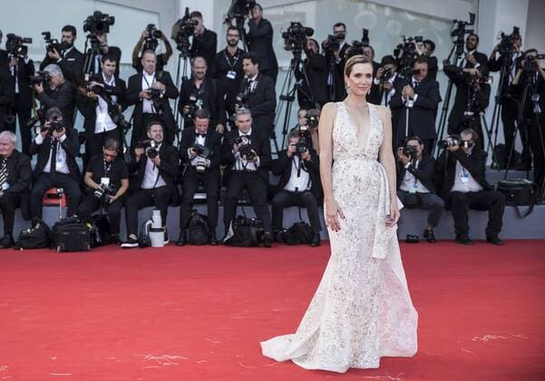 (170830) -- VENICE, Aug. 30, 2017 -- Actress Kristen Wiig arrives on the red carpet of the premiere of the film Downsizing which opens the 74th edition of the Venice Film Festival in Venice, Italy, on Aug. 30, 2017. The 74th edition of the Venice Film Festival lasts from Aug. 30 to Sept. 9. ) ITALY-VENICE-FILM FESTIVAL-OPENING CEREMONY-RED CARPET JinxYu 