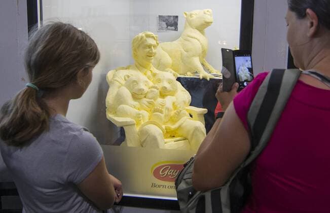 (170831) -- TORONTO, Aug. 31, 2017 -- Visitors watch a butter sculpture of Canadian Prime Minister Justin Trudeau cuddling panda twin cubs at the Butter Sculpture Competition of the 139th Canadian National Exhibition in Toronto, Canada, Aug. 30, 2017. )(gj) CANADA-TORONTO-BUTTER SCULPTURE-JUSTIN TRUDEAU-PANDA TWIN CUBS ZouxZheng 