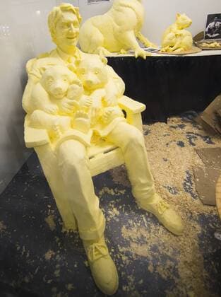 Bilder des Tages (170831) -- TORONTO, Aug. 31, 2017 -- A butter sculpture of Canadian Prime Minister Justin Trudeau cuddling panda twin cubs is seen at the Butter Sculpture Competition of the 139th Canadian National Exhibition in Toronto, Canada, Aug. 30, 2017. )(gj) CANADA-TORONTO-BUTTER SCULPTURE-JUSTIN TRUDEAU-PANDA TWIN CUBS ZouxZheng 