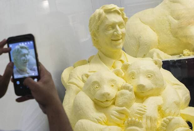 (170831) -- TORONTO, Aug. 31, 2017 -- A butter sculpture of Canadian Prime Minister Justin Trudeau cuddling panda twin cubs is seen at the Butter Sculpture Competition of the 139th Canadian National Exhibition in Toronto, Canada, Aug. 30, 2017. )(gj) CANADA-TORONTO-BUTTER SCULPTURE-JUSTIN TRUDEAU-PANDA TWIN CUBS ZouxZheng 