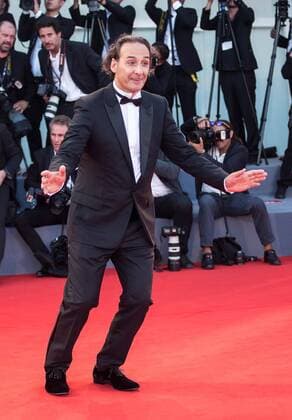 Bilder des Tages (170901) -- VENICE, Sept. 1, 2017 -- Composer Alexandre Desplat arrives for the premiere of the movie The Shape of Water at the 74th Venice Film Festival in Venice, Italy, on Aug. 31, 2017. ) (zjl) ITALY-VENICE-FILM FESTIVAL- THE SHAPE OF WATER PREMIERE JinxYu 