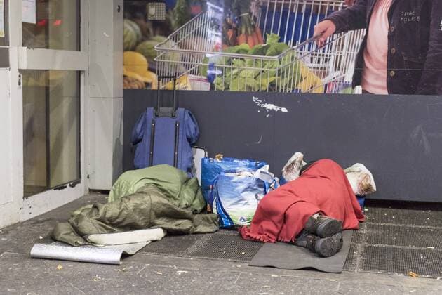Obdachlose schlafen vor dem Eingang eines Lidl Supermarkt in Neukoell in Berlin am 1. September 2017. Armut in Berlin