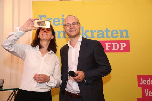 Deutsche Parteien: FDP. Wiedereinzug in den Bundestag 2017 Hamburg Katja Suding und Michael Kruse machen ein Selfie Wahlkampfauftakt der FDP Freie Demokratische Partei in Hamburg im vollkommen überfüllten Festsaal vom Hotel Atlantic am 1.9.2017