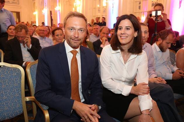 Deutsche Parteien: FDP. Wiedereinzug in den Bundestag 2017 Hamburg Christian Lindner und Katja Suding beim Wahlkampfauftakt der FDP Freie Demokratische Partei in Hamburg im vollkommen überfüllten Festsaal vom Hotel Atlantic am 1.9.2017