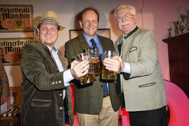 Jimmy Schulz, Alexander Graf Lambsdorff und Martin Zeil beim liberalen Bieranstich der FDP auf Gut Keferloh. Grasbrunn, 01.09.2017 Foto:xP.xSchönbergerx xFuturexImage