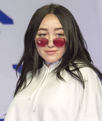 August 27, 2017 - Inglewood, California, U.S - Noah Cyrus arrives at the 2017 MTV Video Music Awards Photo Room held at The Forum in Inglewood Los Angeles on Sunday afternoon. Inglewood U.S. - ZUMAb102 20170827_zaf_b102_309 Copyright: xDavidxBrox