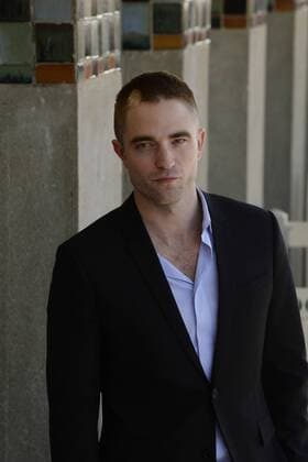 43eme Festival du Cinema Americain de Deauville. Photocall du film Good Time en présence de l acteur Robert Pattinson . 43th Deauville American Film festival. Robert Pattinson poses in frot of his dedicated beach locker room on promenade les planches 220307 Arnal-Lefranc Starface 0000-00-00 Deauville France Pattinson, Robert  Copyright: xArnal-Lefrancx STAR_220307_007