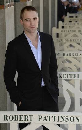 43eme Festival du Cinema Americain de Deauville. Photocall du film Good Time en présence de l acteur Robert Pattinson . 43th Deauville American Film festival. Robert Pattinson poses in frot of his dedicated beach locker room on promenade les planches 220307 Arnal-Lefranc Starface 0000-00-00 Deauville France Pattinson, Robert  Copyright: xArnal-Lefrancx STAR_220307_010