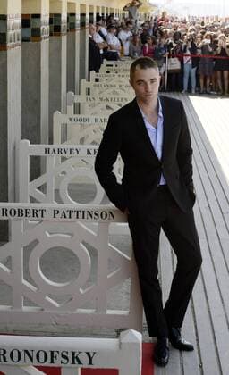 43eme Festival du Cinema Americain de Deauville. Photocall du film Good Time en présence de l acteur Robert Pattinson . 43th Deauville American Film festival. Robert Pattinson poses in frot of his dedicated beach locker room on promenade les planches 220307 Arnal-Lefranc Starface 0000-00-00 Deauville France Pattinson, Robert  Copyright: xArnal-Lefrancx STAR_220307_013