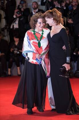 (170904) -- VENICE, Sept. 4, 2017 -- Actresses Susan Sarandon (R) and Claudia Cardinale pose on the red carpet for the premiere of the movie The Leisure Seeker at the 74th Venice Film Festival in Venice, Italy, Sept. 3, 2017. ) (jmmn) ITALY-VENICE-FILM FESTIVAL- THE LEISURE SEEKER -RED CARPET JinxYu 