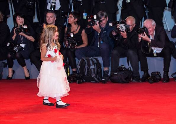 (170904) -- VENICE, Sept. 4, 2017 -- A girl walks on the red carpet for the premiere of the movie The Leisure Seeker at the 74th Venice Film Festival in Venice, Italy, Sept. 3, 2017. ) (jmmn) ITALY-VENICE-FILM FESTIVAL- THE LEISURE SEEKER -RED CARPET JinxYu 
