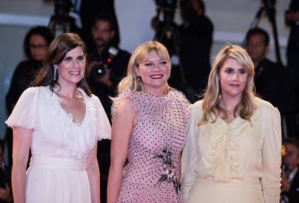 (170905) -- VENICE, Sept. 5, 2017 -- Directors Kate Mulleavy (R) and Laura Mulleavy (L) pose with actress Kirsten Dunst during the premiere of the movie Woodshock at the 74th Venice Film Festival in Venice, Italy, Sept. 4, 2017. )(yy) ITALY-VENICE-FILM FESTIVAL- WOODSHOCK -PREMIERE jinxyu 