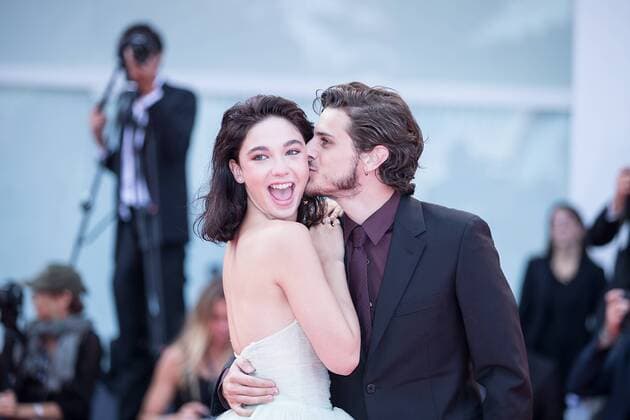Bilder des Tages (170905) -- VENICE, Sept. 5, 2017 -- Actress Matilda De Angelis (L) attends the premiere of the movie Una Famiglia with her boyfriend at the 74th Venice Film Festival in Venice, Italy, Sept. 4, 2017. )(yy) ITALY-VENICE-FILM FESTIVAL- UNA FAMIGLIA -PREMIERE jinxyu 