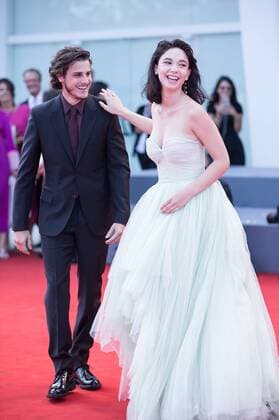 (170905) -- VENICE, Sept. 5, 2017 -- Actress Matilda De Angelis (R) attends the premiere of the movie Una Famiglia with her boyfriend at the 74th Venice Film Festival in Venice, Italy, Sept. 4, 2017. )(yy) ITALY-VENICE-FILM FESTIVAL- UNA FAMIGLIA -PREMIERE jinxyu 