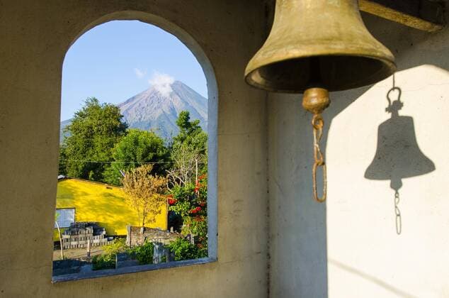  Blick aus dem Glockenturm einer Dorfkirche auf den Vulkan Concepcion, Insel Ometepe, Nicaragua-See (Lago Cocibolca), Nicaragua, Mittelamerika Copyright: imageBROKER/OliverxGerhard ibloge04537318.jpg