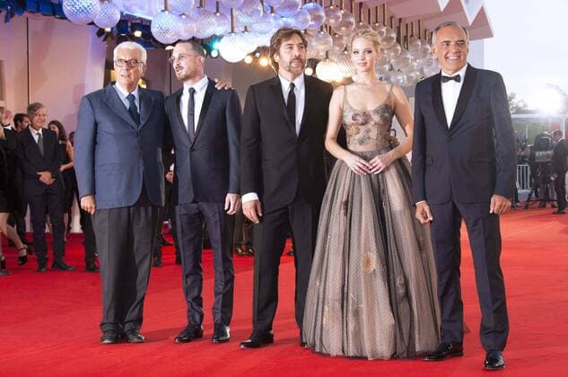 Bilder des Tages Foto IPP Daniele Cifala 05 09 2017 74 th Mostra Internazionale d Arte Cinematografica Festival del Cinema di Venezia Mother! Red Carpet nella foto : Jennifer Lawrence, Javier Bardem , Alberto Barbera , Paolo Baratta , Darren Aronofsky  0