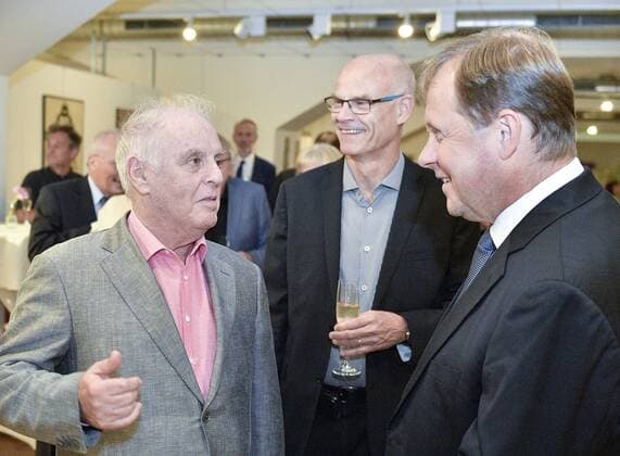 Director of the Prague Spring International Music Festival Roman Belor (center), Argentine-Israeli conductor Daniel Barenboim (left) and CEO of the Czech Television (right) take part in the the premiere of Czech director Martin Suchanek s documentary film named Barenboim: Smetana - Ma vlast (Barenboim: Smetana - My Homeland), in Prague, Czech Republic, on September 5, 2017. (CTKxPhoto MichalxDolezal) CTKPhotoP201709051020001  dol 013