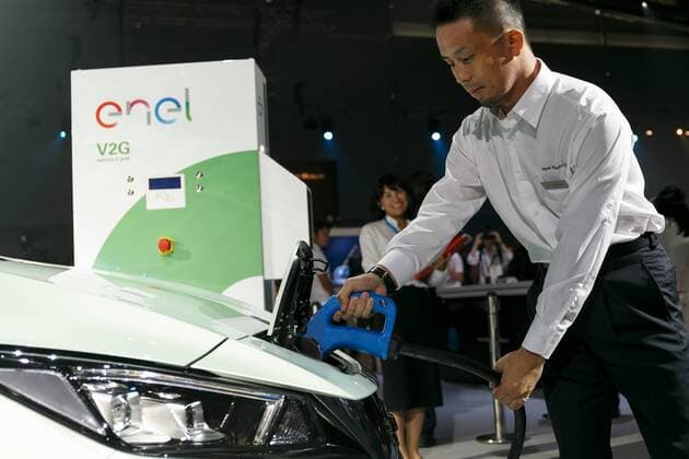 A member of staff gives a demonstration of how to recharge the battery of the new Nissan LEAF during a World Premiere event at Makuhari Messe Convention Center on September 6, 2017, Chiba, Japan. Hiroto Saikawa, Nissan President and CEO, introduced the new model LEAF which has an extended range of 400km per charge and includes Nissan s ProPILOT autonomous driving technology. The zero emission vehicle will be available in Japan from October 2nd and in the US, Canada and Europe from January 2018.  (gxta_nissanleafworldpremiere047)
