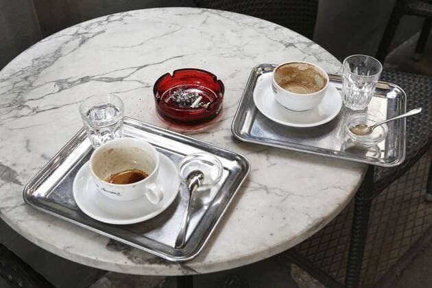Leere Kaffeetassen, Kaffeehaus - Leere Kaffeetassen, Kaffeehaus  1065509987