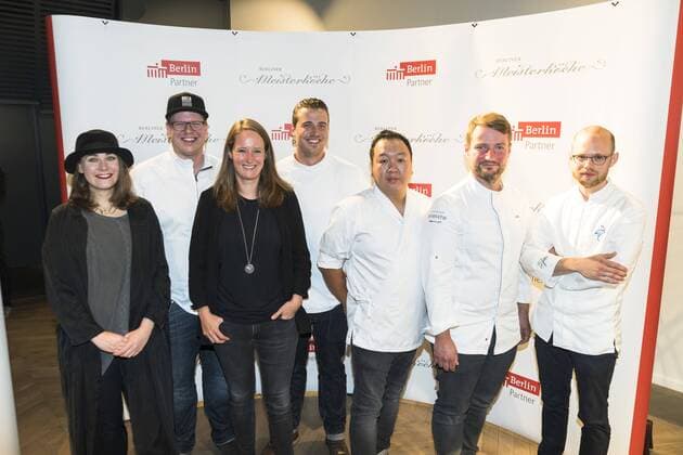 Die Preistraeger 2017 (L-R) Ilona Scholl von tulus lotrek , Ben Pommer und Katharina Kurz von Brlo Brwhouse, Christopher Kuemper vom Schwein, The Duc Ngo, Sebastian Frank von Horvath und Rene Klages vom 17fuffzig bei der Preisvergabe der Berliner Meisterkoeche 2017 beim Data Space in Berlin am 6. September 2017. Preisvergabe der Berliner Meisterkoeche 2017