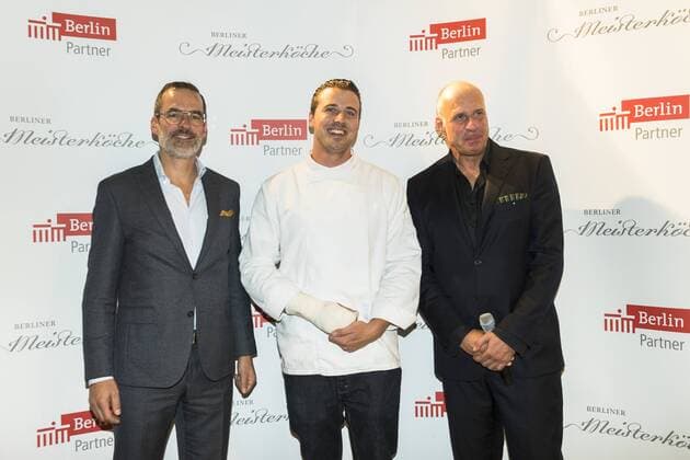 (L-R) Vorsitzender der Jury Berliner Meisterkoeche und Korrespondent bei Der Feinschmecker Stefan Elfenbein, Aufsteiger des Jahres Christopher Kuemper und Geschaeftsfuehrer von Berlin Partner Stefan Franzke bei der Preisvergabe der Berliner Meisterkoeche 2017 beim Data Space in Berlin am 6. September 2017. Preisvergabe der Berliner Meisterkoeche 2017