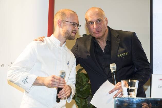(L-R) Meisterkoch der Region 2017 Rene Klages vom 17fuffzig in Burg (Spreewald) und Vorsitzender der Jury Berliner Meisterkoeche und Korrespondent bei Der Feinschmecker Stefan Elfenbein bei der Preisvergabe der Berliner Meisterkoeche 2017 beim Data Space in Berlin am 6. September 2017. Preisvergabe der Berliner Meisterkoeche 2017