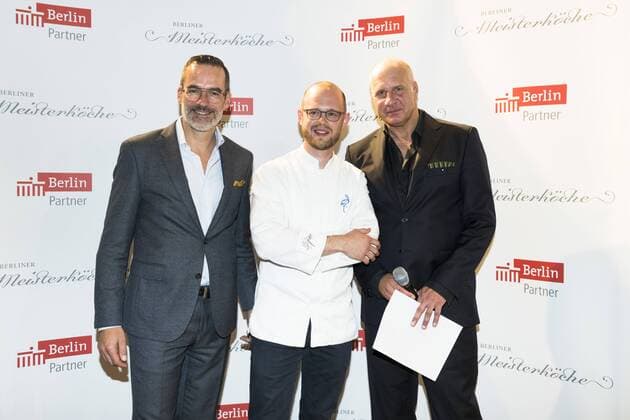 (R-L) Vorsitzender der Jury Berliner Meisterkoeche und Korrespondent bei Der Feinschmecker Stefan Elfenbein, Meisterkoch der Region 2017 Rene Klages vom 17fuffzig in Burg (Spreewald) und Geschaeftsfuehrer von Berlin Partner Stefan Franzke bei der Preisvergabe der Berliner Meisterkoeche 2017 beim Data Space in Berlin am 6. September 2017. Preisvergabe der Berliner Meisterkoeche 2017