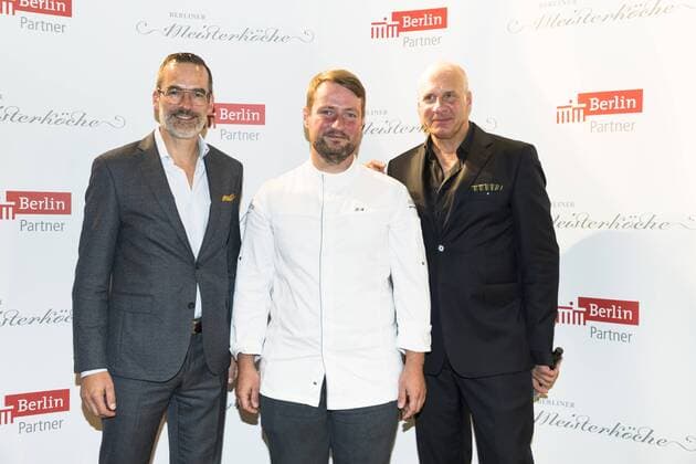 (R-L) Vorsitzender der Jury Berliner Meisterkoeche und Korrespondent bei Der Feinschmecker Stefan Elfenbein, Berliner Meisterkoch 2017 Sebastian Frank vom Restaurant Horvath und Geschaeftsfuehrer von Berlin Partner Stefan Franzke bei der Preisvergabe der Berliner Meisterkoeche 2017 beim Data Space in Berlin am 6. September 2017. Preisvergabe der Berliner Meisterkoeche 2017
