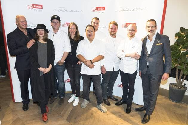 (L-R) Vorsitzender der Jury Berliner Meisterkoeche und Korrespondent bei Der Feinschmecker Stefan Elfenbein, die Gewinner Ilona Scholl von tulus lotrek , Ben Pommer und Katharina Kurz von Brlo Brwhouse, Christopher Kuemper vom Schwein, The Duc Ngo, Sebastian Frank von Horvath, Rene Klages vom 17fuffzig und Geschaeftsfuehrer von Berlin Partner Stefan Franzke bei der Preisvergabe der Berliner Meisterkoeche 2017 beim Data Space in Berlin am 6. September 2017. Preisvergabe der Berliner Meisterkoeche 2017