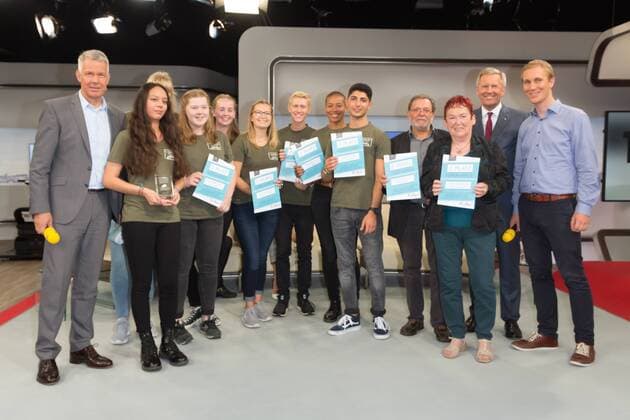 Peter Kloeppel und Christian Wulff (Bundespraesident a.D) mit den Gewinner des 2.Platz Vereinpreis - Preisverleihung des RTL Com.mit Awards 2017 auf der IFA in Berlin am 06.09.2017. RTL Com.mit Awards 2017