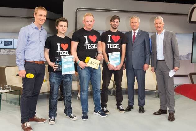 Peter Kloeppel und Christian Wulff (Bundespraesident a.D) mit den Gewinner des 1.Platz Vereinpreis - Preisverleihung des RTL Com.mit Awards 2017 auf der IFA in Berlin am 06.09.2017. RTL Com.mit Awards 2017