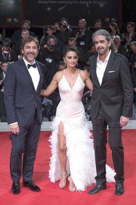 Javier Bardem, Penelope Cruz and director Fernando Leon de Aranoa attending the Loving Pablo premiere at the 74th Venice International Film Festival at the Palazzo del Cinema on September 06, 2017 in Venice, Italy Foto:xDaziramx xFuturexImage
