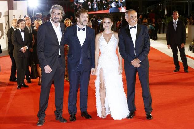 Fernando Leon de Aranoa, Javier Bardem, Penelope Cruz and Alberto Barbera attending the Loving Pablo premiere at the 74th Venice International Film Festival at the Palazzo del Cinema on September 06, 2017 in Venice, Italy Foto:xD.xBedrosianx xFuturexImage
