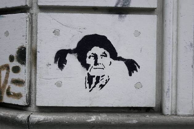 04.08.2017, Bonn, Altstadt, Nordrhein-Westfalen, Graffiti an einer Hauswand in Bonn, Bonn, Hauswand, Graffiti, Streetart, Porträt, Merkel, Angela Merkel, Bundeskanzlerin, Mädchen, Zöpfe *** 04 08 2017 Bonn Old Town North Rhine Westphalia Graffiti to a House wall in Bonn Bonn House wall Graffiti Streetart Portrait Merkel Angela Merkel Chancellor Girl Plaits