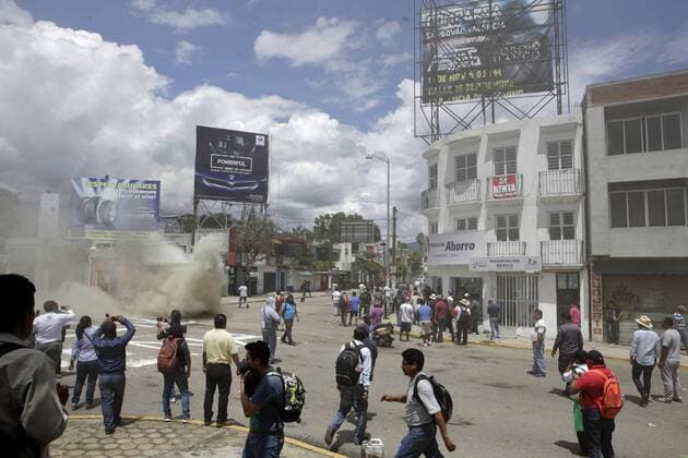 A view of the confrontation between members of the National Education Workers Union (CNTE) and the Police, in Oaxaca, Mexico, 07 September 2017. A banger thrown by teachers who were protesting against President Enrique Pena Nieto s visit in Oaxaca hit an official helicopter which had to perform an emergency landing. Teachers banger hits official helicopter during act of Pena Nieto !ACHTUNG: NUR REDAKTIONELLE NUTZUNG!  Copyright: xMarioxArturoxMartínezx OAX001 20170908-636404276772761830