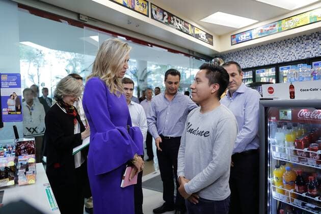 Königin Maxima in Mexiko Stadt Queen Maxima of Netherlands (c), special adviser to the Secretary General of the UN on Financial Inclusion for Development, talks with a costumer during a visit to a mall in Mexico City, Mexico, on 7 September 2017, to see a payment system accessible to people with low incomes. Queen Maxima of Holland visits Mexico !ACHTUNG: NUR REDAKTIONELLE NUTZUNG!  Copyright: xJoséxMéndezx MEX01 20170908-636404435199664593