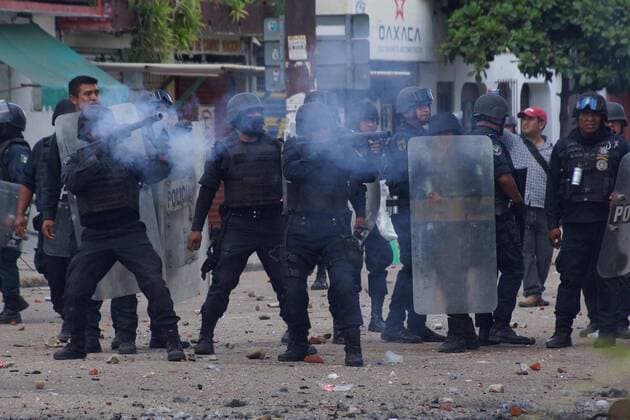 September 7, 2017 - EUM20170907NAC58.JPG.OAXACA, Oax.- Protest Protesta-Oaxaca.- Integrantes de la Coordinadora Nacional de Trabajadores de la Educacion (CNTE) realizan protestas y bloqueos a distintas vialidades en el marco de la visita del presidente Enrique Pena a esta capital. 7 de septiembre de 2017. Foto: Agencia EL UNIVERSAL RCC.  - ZUMAu78_ 20170907_zaf_u78_114 Copyright: xEdwinxHernandezx