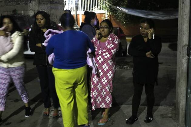 Schweres Erdbeben vor Mexiko September 8, 2017 - EUM20170908NAC02.JPG.CIUDAD DE MEXICO.- Seism Sismo-Mexico.- Capitalinos evacuaron edificios y viviendas en la Ciudad de Mexico, tras el fuerte sismo que se registro esta noche. El Servicio Sismologico Nacional (SSN) indico que el movimiento telurico fue de 8.0 grados en la escala de Richter, a 137 kilometros al suroeste de Tonala. 8 de septiembre de 2017. Foto: Agencia EL UNIVERSAL Juan Carlos Reyes RCC.  - ZUMAu78_ 20170908_zaf_u78_002 Copyright: xAgustinxSalinasx