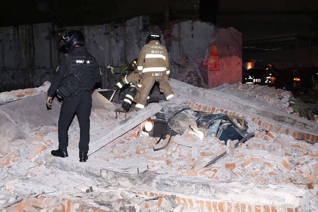 Schweres Erdbeben vor Mexiko September 8, 2017 - EUM20170908NAC05.JPG.CIUDAD DE MEXICO.- Seism Sismo-Mexico.- Una barda se derrumbo tras el fuerte sismo registrado esta noche, ubicada en la calle Oriente 229 de la colonia Agricola Oriental en la delegacion Iztacalco de la Ciudad de Mexico. Foto: Agencia EL UNIVERSAL Agustin Salinas RCC.  - ZUMAu78_ 20170908_zaf_u78_005 Copyright: xAgustinxSalinasx