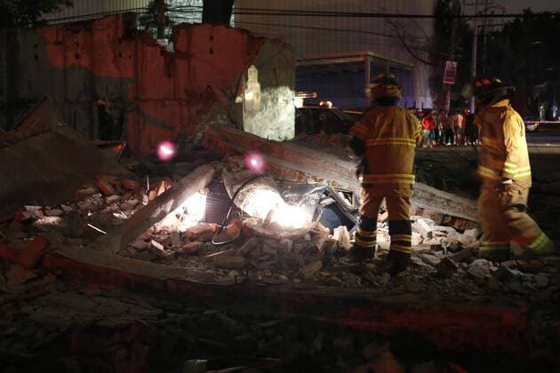 Schweres Erdbeben vor Mexiko September 8, 2017 - EUM20170908NAC08.JPG.CIUDAD DE MEXICO.- Seism Sismo-Mexico.- Una barda se derrumbo sobre un auto tras el fuerte sismo registrado esta noche, ubicada en la calle Oriente 229 de la colonia Agricola Oriental en la delegacion Iztacalco de la Ciudad de Mexico. Foto: Agencia EL UNIVERSAL Agustin Salinas RCC.  - ZUMAu78_ 20170908_zaf_u78_008 Copyright: xAgustinxSalinasx