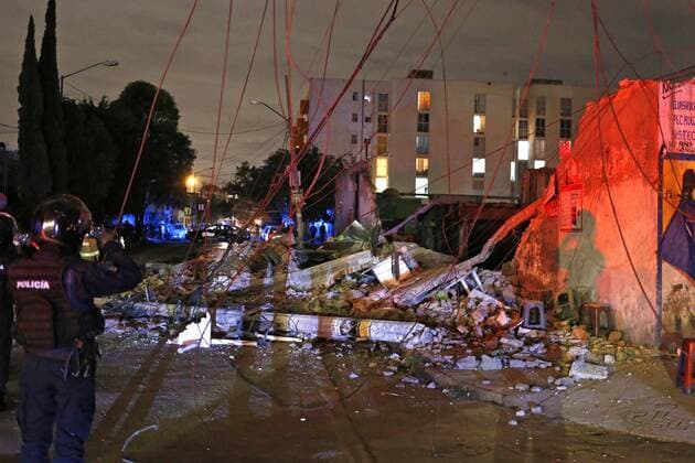 Bilder des Tages Schweres Erdbeben vor Mexiko September 8, 2017 - EUM20170908NAC09.JPG.CIUDAD DE MEXICO.- Seism Sismo-Mexico.- Una barda se derrumbo sobre un auto tras el fuerte sismo registrado esta noche, ubicada en la calle Oriente 229 de la colonia Agricola Oriental en la delegacion Iztacalco de la Ciudad de Mexico. Foto: Agencia EL UNIVERSAL Agustin Salinas RCC.  - ZUMAu78_ 20170908_zaf_u78_009 Copyright: xAgustinxSalinasx