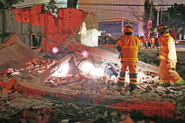 Schweres Erdbeben vor Mexiko September 8, 2017 - EUM20170908NAC11.JPG CIUDAD DE MEXICO.- Seism Sismo-Mexico.- Una barda se derrumbo sobre un auto tras el fuerte sismo registrado esta noche, ubicada en la calle Oriente 229 de la colonia Agricola Oriental en la delegacion Iztacalco de la Ciudad de Mexico. Foto: Agencia EL UNIVERSAL Agustin Salinas RCC  - ZUMAu78_ 20170908_zaf_u78_011 Copyright: xAgustinxSalinasx