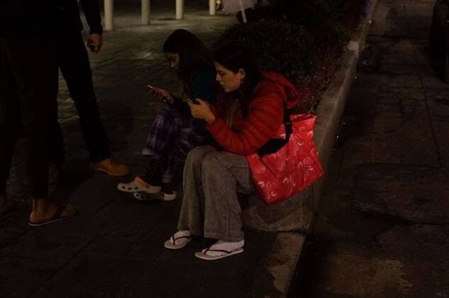 (170908) -- MEXICO CITY, Sept. 8, 2017 -- People react on a street after an earthquake jolted Mexico City, capital of Mexico, on Sept. 8, 2017. A powerful earthquake measuring 8.0 on the Richter scale struck off Mexico s southern coast on late Thursday, the United States Geological Survey (USGS) said. ) MEXICO-MEXICO CITY-ENVIRONMENT-EARTHQUAKE DavidxdexlaxPaz 