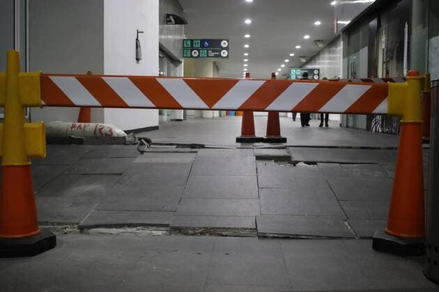 (170908) -- MEXICO CITY, Sept. 8, 2017 -- Photo taken on Sept. 8, 2017 shows a cracked floor at the Mexico City International Airport after an earthquake jolted Mexico City, capital of Mexico. A powerful earthquake measuring 8.0 on the Richter scale struck off Mexico s southern coast on late Thursday, the United States Geological Survey (USGS) said. ) MEXICO-MEXICO CITY-ENVIRONMENT-EARTHQUAKE FranciscoxCanedo 
