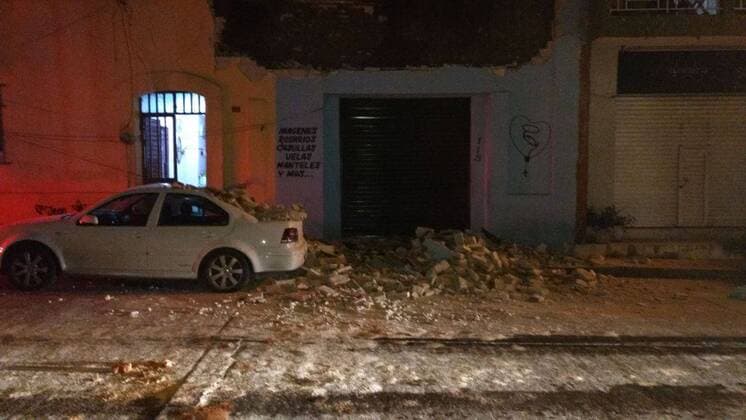 (170908) -- CHIAPAS, Sept. 8, 2017 -- Photo taken on Sept. 8, 2017 shows a building damaged during an earthquake in Tuxtla Gutierrez, Chiapas state, Mexico. A powerful earthquake measuring 8.0 on the Richter scale uck off Mexico s southern coast late Thursday, the United States Geological Survey (USGS) said. ) MEXICO-CHIAPAS-ENVIRONMENT-EARTHQUAKE STR 