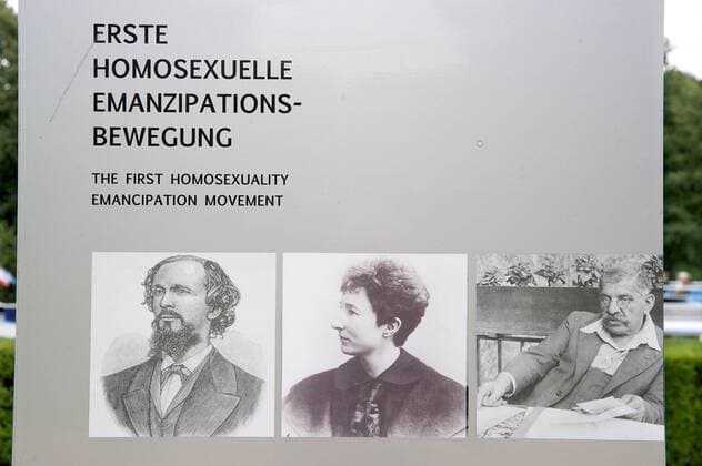 In Berlin erinnert seit Donnerstag (07.09.2017) ein Denkmal an den Begruender der ersten homosexuellen Buergerrechtsbewegung, den Arzt und Sexualwissenschaftler Magnus Hirschfeld (1868-1935). Das Gedenkzeichen wurde am gleichnamigen Ufer direkt gegenueber dem Bundeskanzleramt eingeweiht, wo sich frueher Hirschfelds privates Institut fuer Sexualwissenschaft befand. Das Denkmal besteht aus sechs etwa vier Meter hohen Lilien, die in den Regenbogenfarben gestaltet sind. Die sogenannte Calla-Lilie besitzt weibliche und maennliche Blueten auf einer Pflanze und ist somit nach Ueberzeugung der Initiatoren ein Symbol fuer die Normalitaet der sexuellen und geschlechtlichen Vielfalt in der Natur. (Siehe epd-Meldung vom 07.09.2017) Magnus-Hirschfeld-Denkmal in Berlin eingeweiht *** in Berlin recalls since Thursday 07 09 2017 a Monument to the Founder the first Homosexuals Buergerrechtsbewegung the D Copyright: epd-bild RolfxZoellner EDITORIAL USE ONLY